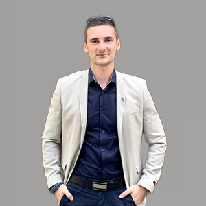 Németh Patrik — férfi bézs blézerben és kék ingben, önbiztos tartással.