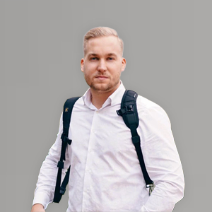Orbán Patrik — férfi szakállal, fehér ingben, eszközökkel.